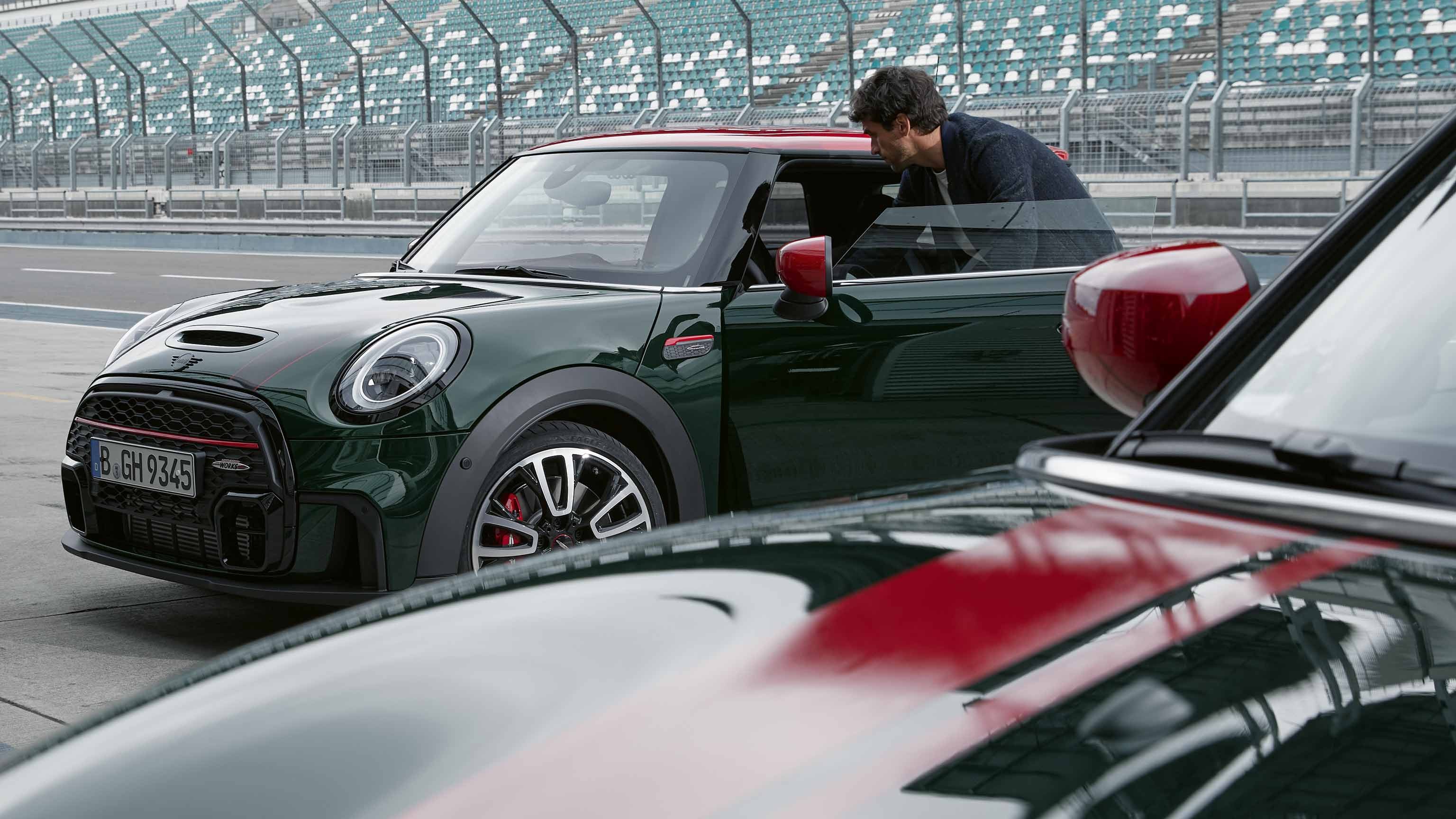 MINI John Cooper Works Clubman – zeleni i crveni – izgled sa strane